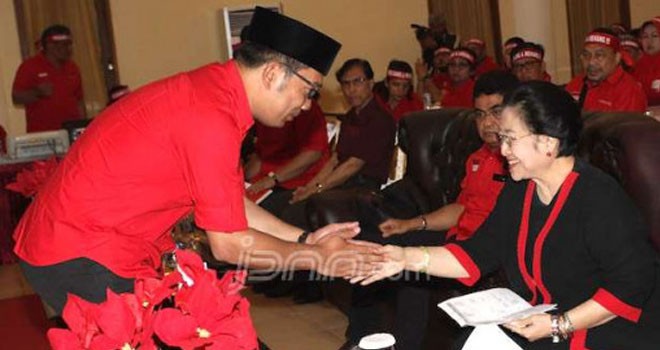 Wali Kota Bandung Ridwan Kamil menyalami Ketua Umum PDIP Megawati Soekarnoputri. Foto: dokumen JPNN.Com