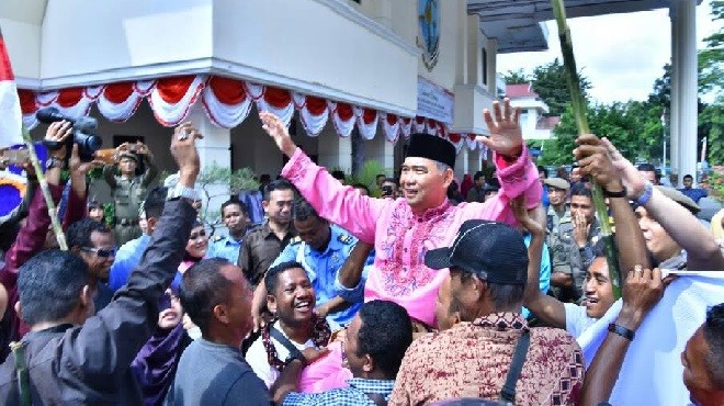 Terlihat warga merangkul dan menggendong secara lansung Wali Kota dan mengapresiasi kepemimpin Wali Kota Jambi Sy Fasha. 