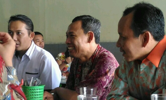 Komisioner KPU RI, Pramono U Tantowi bersama Ketua KPU Provinsi Jambi, M Subhan.