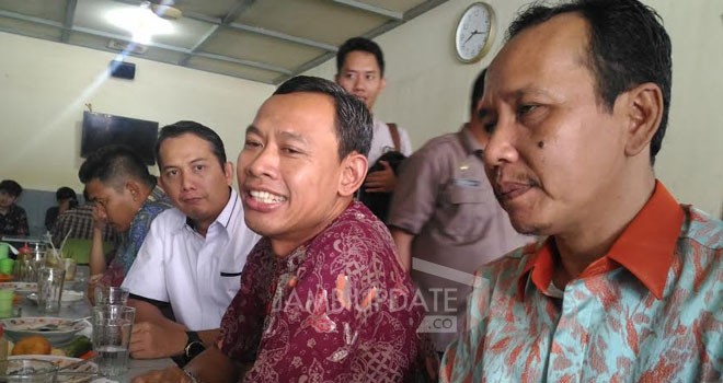 Komisioner KPU RI, Pramono U Tantowi bersama Ketua KPU Provinsi Jambi, M Subhan.