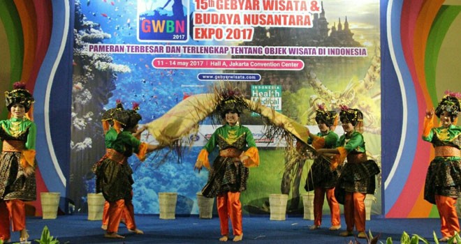 Tarian tradisional masyarakat Kota Sungai Penuh dengan judul â€œTari Nganyoaâ€ (menganyam tikar).