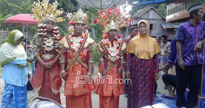 Ardiansyah naik pelaminan dengan dua wanita sekaligus di Dusun V, Desa Kasmaran, Kecamatan Babat Toman. Foto: Yudhi/Sumeks/JPNN.com