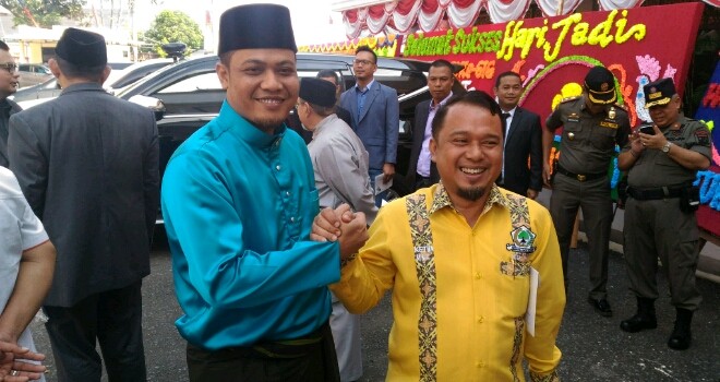 Ketua DPD II Golkar Kota Jambi Nuzul Prakasa yang disambut hangat Sekretaris DPC Demokrat Kota Jambi, M Nasir.