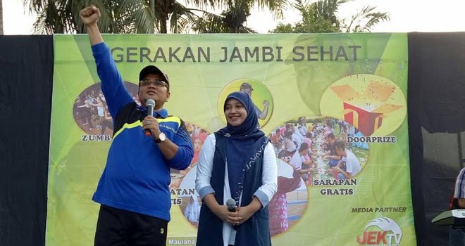 dr. Maulana, SKM bersama istri dr. Nadiyah dalam kegiatan pengobatan gratis se-Kota Jambi.