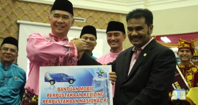 SAH saat memberikan hadiah mobil keliling kepada Walikota Jambi, Sy Fasha.