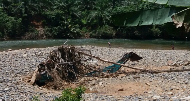 Alat berat terbawa keganasan air Sungai Batang Pelepat saat banjir bandang beberapa waktu lalu.