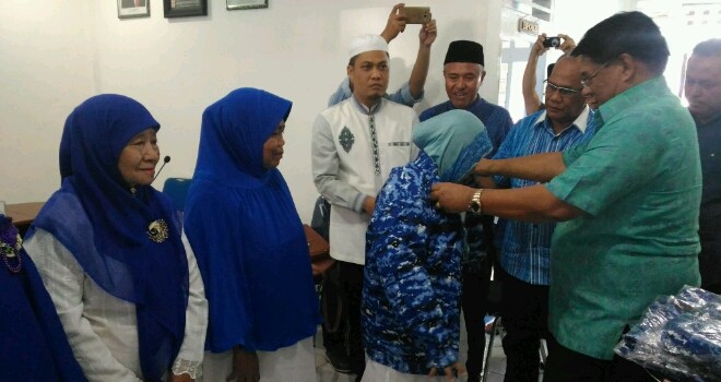 Ketua DPD Demokrat Provinsi Jambi, Burhanuddin Mahir (Cik Bur) melepas 6 jemaah umroh ke tanah suci di kantor DPD Demokrat Provinsi Jambi di kawasan The Hok, siang ini (19/5).