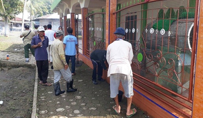 Terlihat warga sedang melakukan gotong royong di masjid.