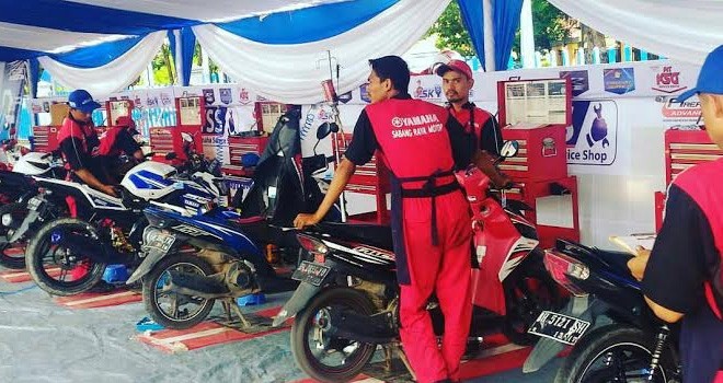 Mekanik Yamaha saat memberi Servis+Oli Gratis 200 Motor.