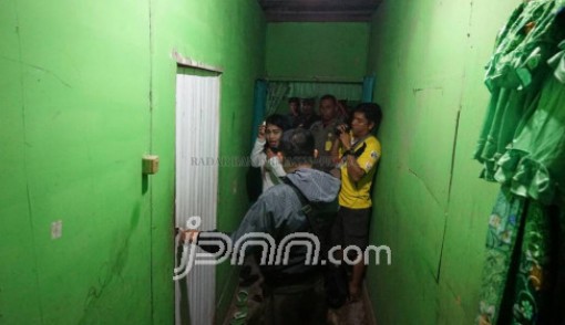 Razia Satpol PP di eks lokalisasi Pembatuan kembali mendapat tangkapan. Seorang PSK berusia 26 tahun. Ia mengaku sudah dua bulan melayani para pria hidung belang. Foto Syarafuddin/Radar Banjarmasin/JPNN 