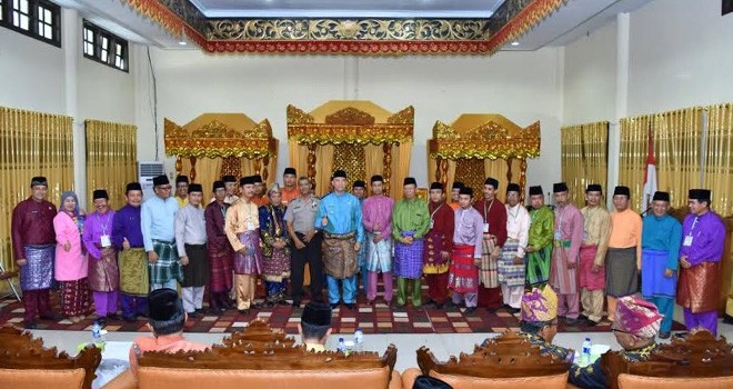 Pengukuhkan Pengurus Lembaga Adat Melayu (LAM) Tanah Pilih Pusako Batuah Kota Jambi.