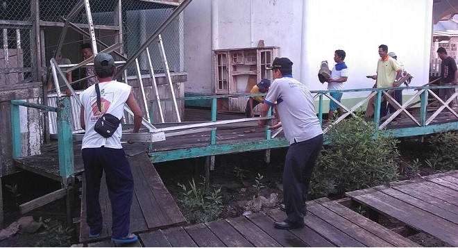 Warga saat sedang membuat baliho.