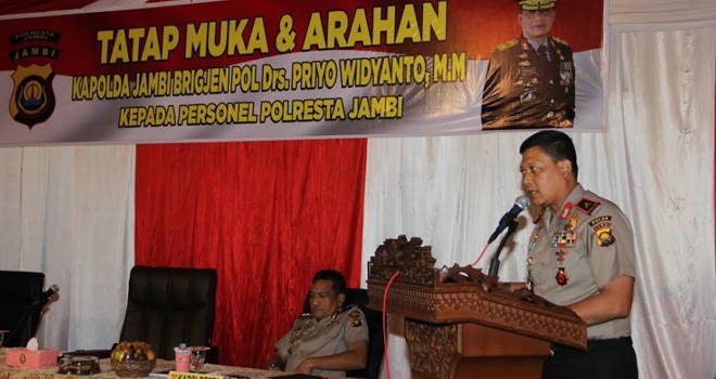 Kapolda Jambi Brigjen Pol Priyo Widyanto saat memberikan arahan kepada personel Polresta Jambi.