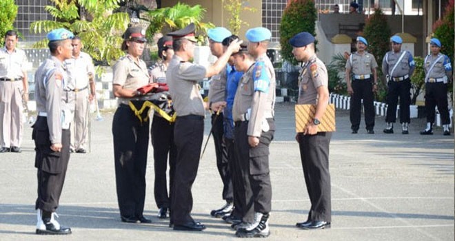 Kapolda Papua Irjen Pol Boy Rafli Amar saat memimpin langsung upacara pemecatan anggota Polri (Cendrawasih Pos/JawaPos.com)