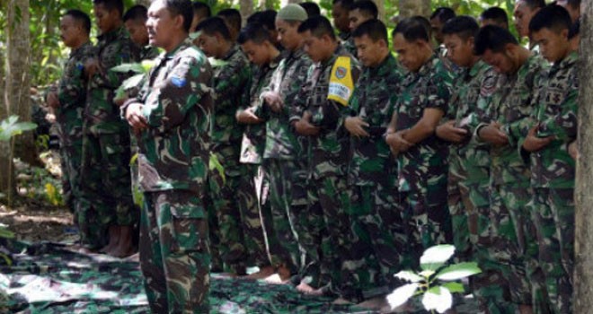 Personel Brigif-1 Korps Marinir yang sedang salat Jumat. Foto-foto: Kuwadi Kuat for JPNN
