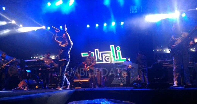 Wali Band saat menghibur masyarakat di Tugu Jam Kota Baru dalam rangka HUT Kota Jambi.