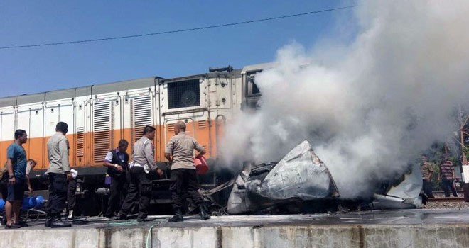 Petugas mengevakuasi mobil Toyota Avanza yang tersambar KA Argo Anggrek di Purwodadi, Jateng, (Istimewa)