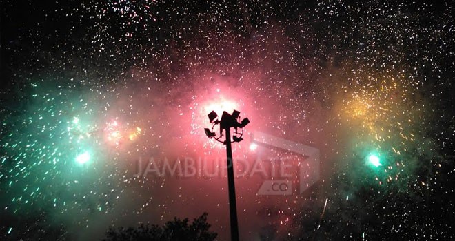 Terlihat kembang api menghiasi langit Kota Jambi.