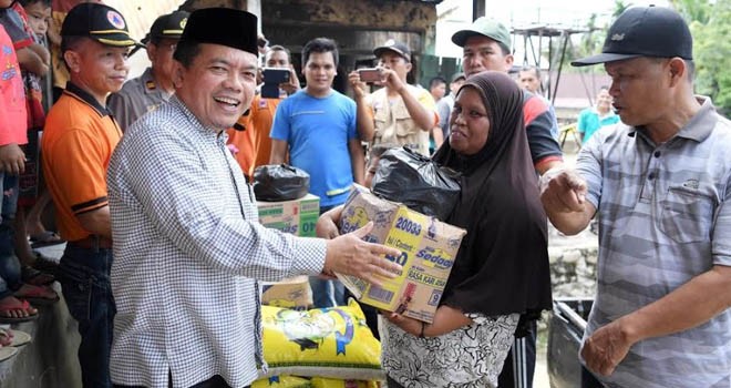 Bupati Merangin H Al Haris memberi bantuan kepada keluarga korban kebakaran.