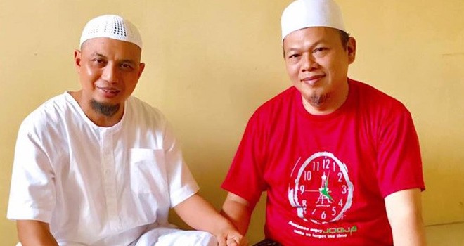Ustaz Aripin Ilham ketika menjenguk Sekjen FUI, Muhammad Al Khaththath di Rutan Mako Brimob Kelapa Dua Depok, Jawa Barat. (Facebook Ustad Arifin Ilham)