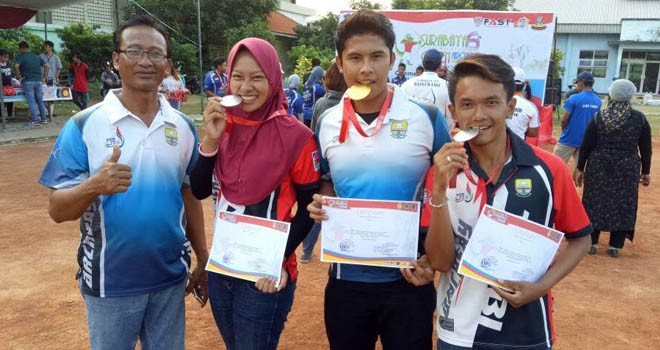 Pelatih Perpani Jambi, Susilo bermasa atlet usai penyerahan medali pada Kejuaran Internasional Archery Open Tournament 2017.