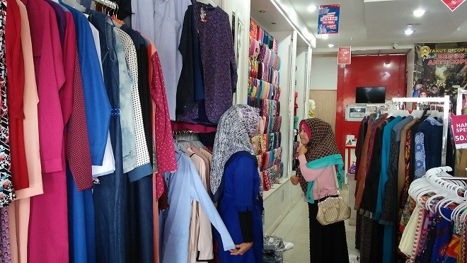 Outlet Zoya Jambi bagi-bagi THR kepada pelanggan yang belanja minimal Rp 500 ribu.