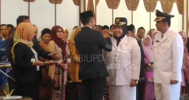 Gubernur Jambi, Zumi Zola saat melantik Bupati dan Wakil Bupati terpilih Muaro Jambi, Masnah dan BBS beserta dua Bupati dan Wakil Bupati lainnya di rumah Dinas Gubernur Jambi. 