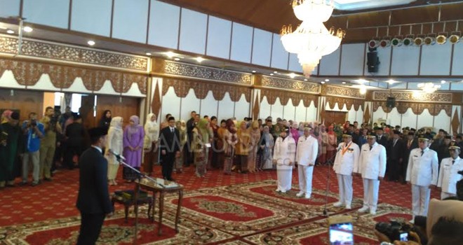 Gubernur Jambi Zumi Zola saat melantik Tiga Bupati dan Wakil Bupati terpilih di Pilkada serentak jilid II di Jambi.