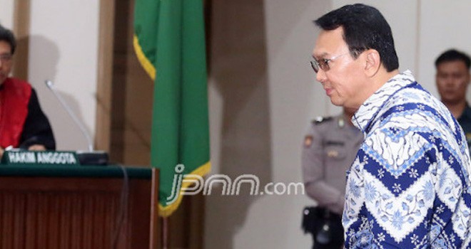 Basuki T Purnama alias Ahok pada persidangan Pengadilan Negeri Jakarta Utara (PN Jakut) di Auditorium Kementerian Pertanian, Selasa (9/5). Agenda persidangan adalah pembacaan vonis perkara penodaan agama. Foto: Ricardo/JPNN.Com