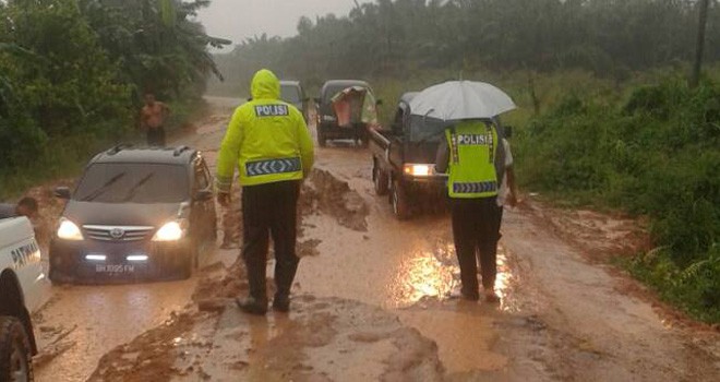 Genangan air di Jalan Lintas Jambi-Suak Kandis mengakibatkan akses jalan nyaris lumpuh.