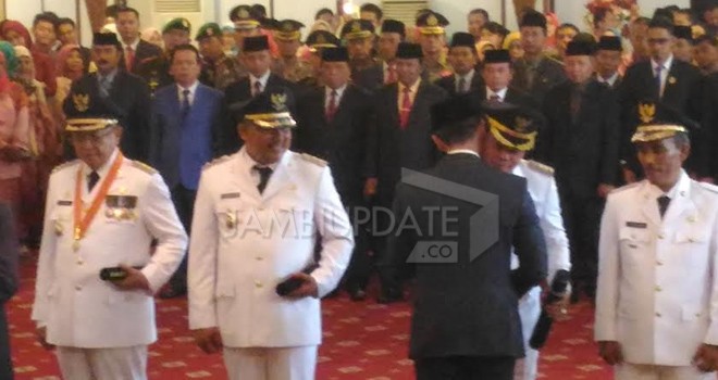 Gubernur Jambi Zumi Zola saat melantik Tiga Bupati dan Wakil Bupati terpilih di Pilkada serentak jilid II di Jambi.