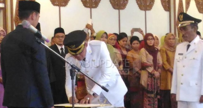 Gubernur Jambi Zumi Zola saat melantik Tiga Bupati dan Wakil Bupati terpilih di Pilkada serentak jilid II di Jambi.