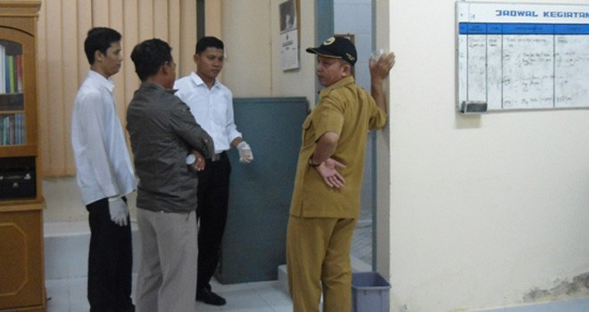 Ratusan Kades dan Lurah di Kabupaten Batanghari dites urine oleh petugas BNN Kabupaten Batanghari.