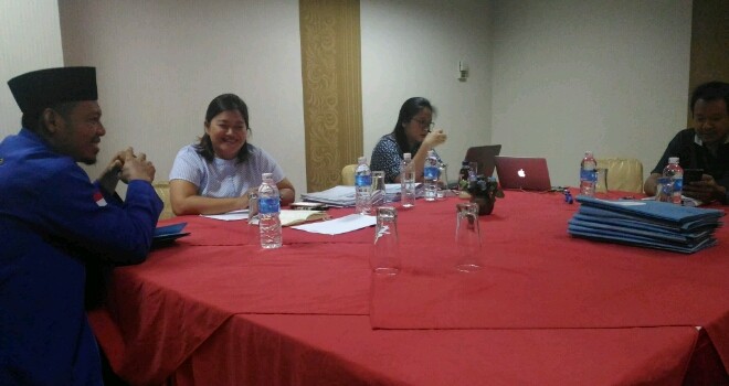 Staf BPOKK DPP Demokrat Hans Albert saat melakukan verifikasi PAC.