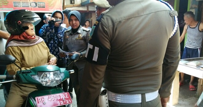 ASN yang terjaring razia satpol pp.