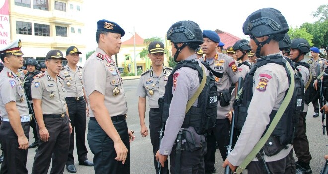 Kapolda jambi saat melepas 100 Personel Brimob Polda Jambi ke papua. 