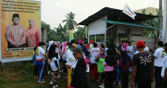 dr. Maulana, MKM melakukan pengobatan gratis di Kebon handil, Kota Jambi.