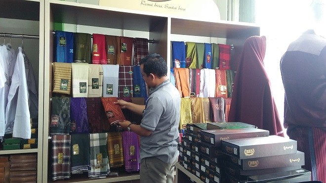 Azila sediakan beragam model sarung dari brand ternama.