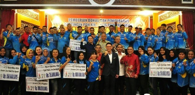 Gubernur Jambi Zumi Zola Zulkifli menyerahkan bonus atlet PON Provinsi Jambi di Auditorium Rumah Dinas Gubernur Jambi, Senin (22/5) malam.