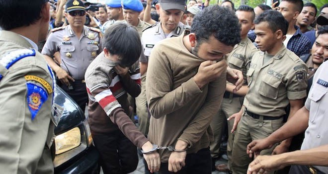Pasangan gay (liwath) sebelum menjalani hukuman cambuk di Masjid Lamgugob, Banda Aceh, Selasa (23/5). (ENO SUNARNO/RAKYAT ACEH)