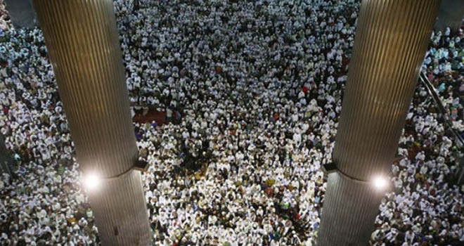 Jemaah di Masjid Istiqlal. Foto: dok.JPNN.com