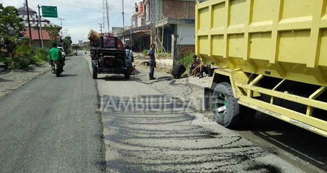 Pengerjaan jalan Nasional di Kerinci.
