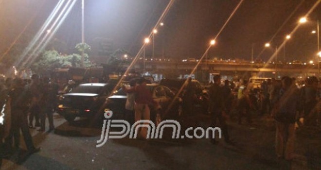 Tim Gegana sterilkan lokasi pascaledakan di Terminal Kampung Melayu, Jakarta Timur, Rabu (24/5) malam. Foto: Fathan Sinaga/jpnn.com