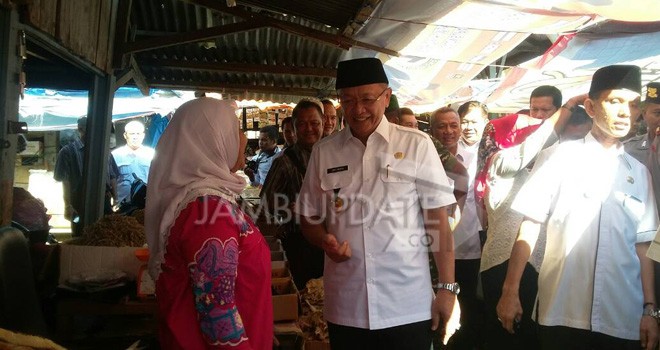 Bupati Sarolangun, Cek Endra saat berada di pasar Sarolangun.