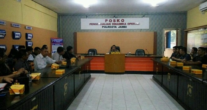 Kapolresta saat melakukan tatap muka dan silaturahmi dengan Satpol PP, Ormas Islam dan Pemilik/Pengelola Tempat Hiburan serta restoran yang ada di Kota Jambi, Jumat (26/5).