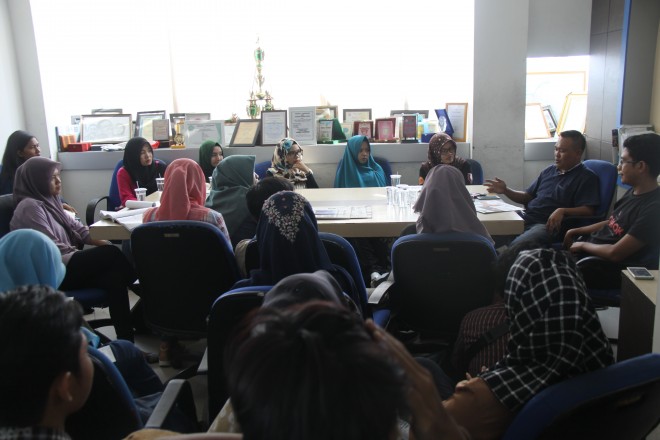 Pemimpin Redaksi Jambi Ekspres, Pirma Satria saat memberikan penjelasan penyusunan berita di koran dan layout halaman kepada mahasiswa.