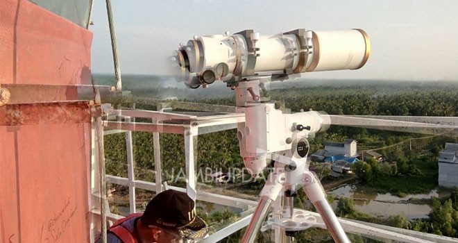 Tim rukyat melakukan pemantauan hilal di Menara mercusuar Ujung Jabung Desa Sungai Itik, Kecamatan Sadu, Kabupten Tanjabtim.