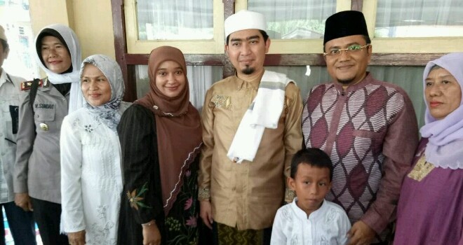 Foto bersama dr. Maulana dengan ust Solmed dalam peringatan Isra Mikraj dan Tausiah penyambutan bulan suci Ramadhan di lorong Hidayat Rajawali Jambi Timur.