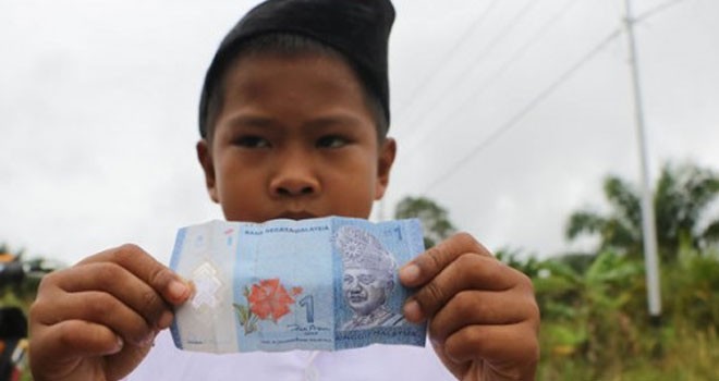 Aidil, salah satu pelajar di Sekolah Tapal Batas, Desa Sungai Limau, Kecamatan Sebatik Tengah, uang jajan masih menggunakan Ringgit Malaysia. Foto: ENAL/RADAR NUNUKAN/JPNN.com