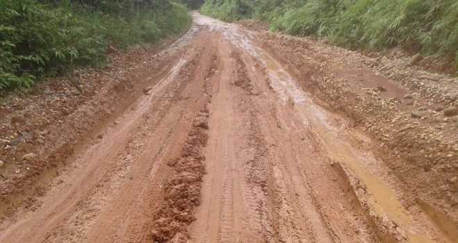 Tampak jalan yang menghubungkan Sarolangun-Batangasai kembali rusak parah akibat guyuran hujan.